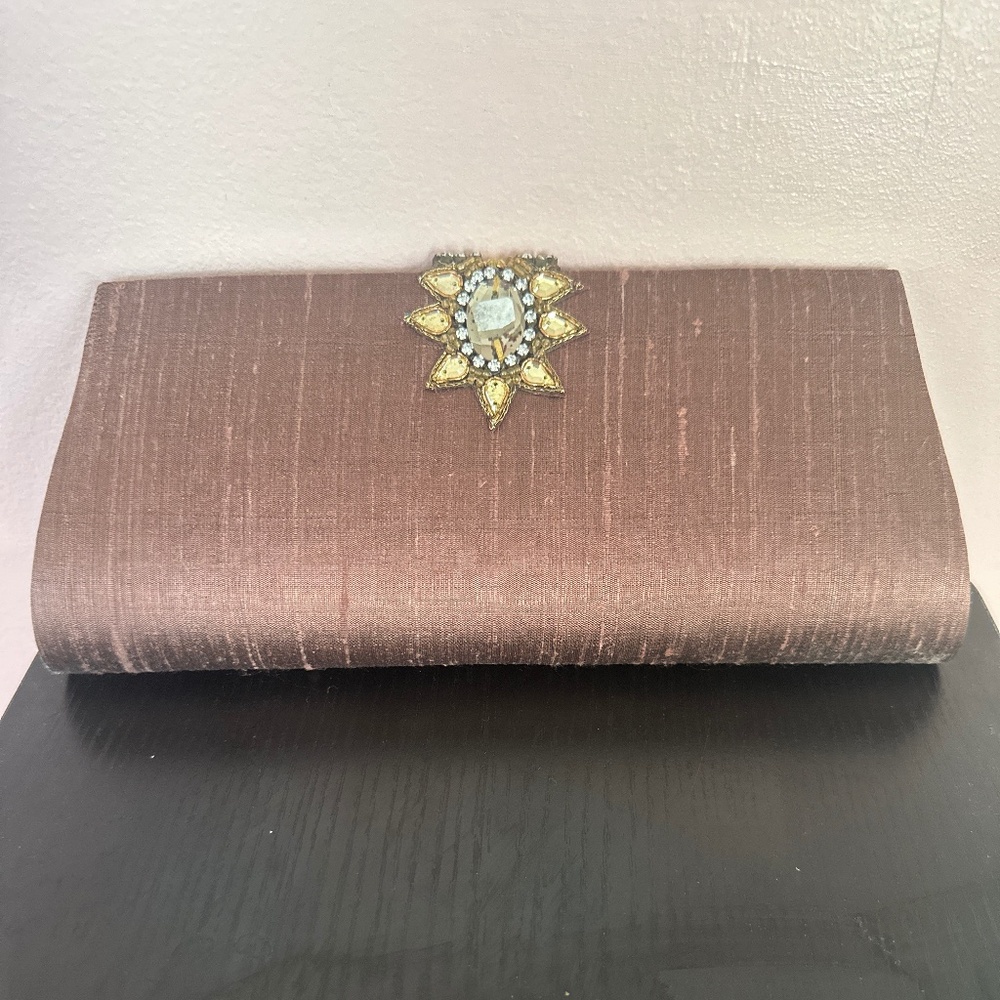 Elegant hand-embroidered clutch in brown - Picture 2 of 3